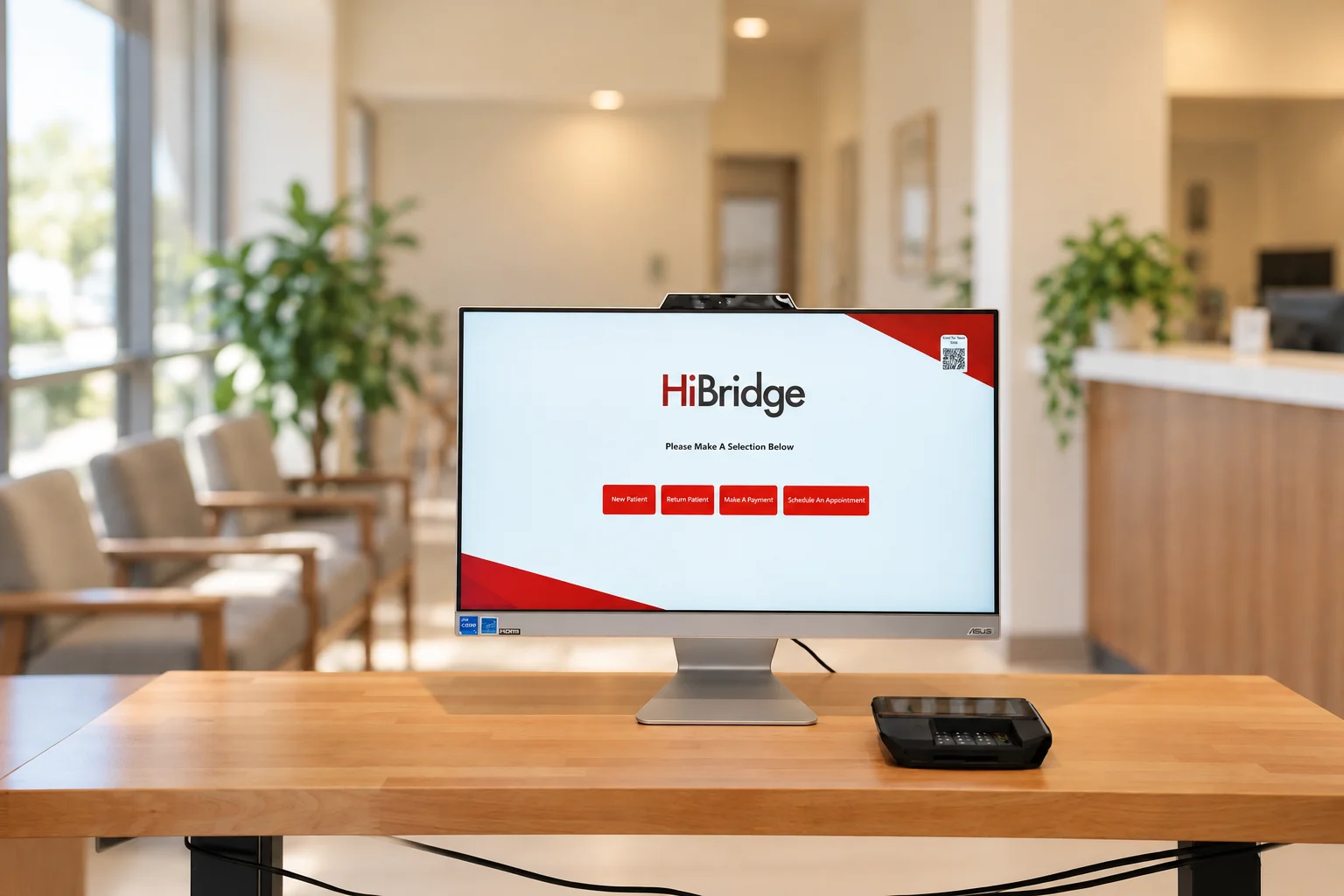 Quiosque HiBridge com opções de check-in, pagamento e agendamento.